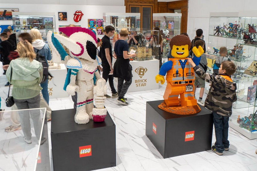 Конструктор с историей: в Санкт-Петербурге открылся крупнейший музей LEGO с уникальными экспонатами