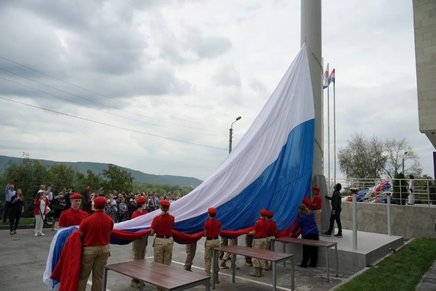 В Самаре подняли флаг России на высоту 56 метров