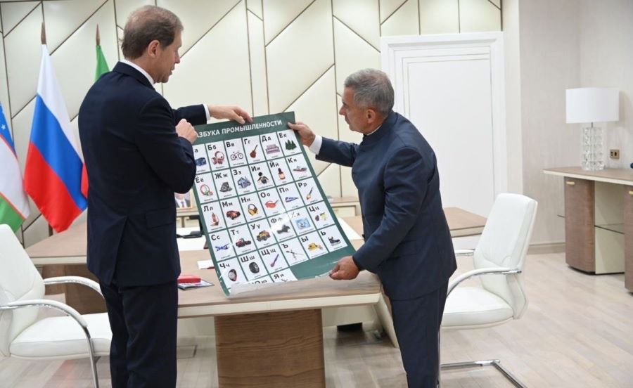 Глава Минпромторга РФ передал раису Татарстана первый комплект Азбуки промышленности