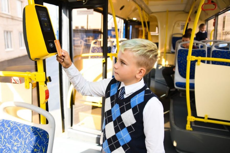 Понятные маршруты и удобное расписание: эксперты назвали самый безопасный общественный транспорт для детей