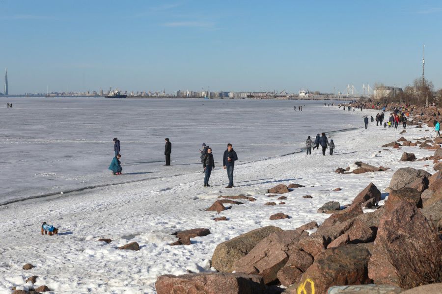 С сегодняшнего дня и до 15 апреля 2024 выход на лёд в Санкт-Петербурге запрещён