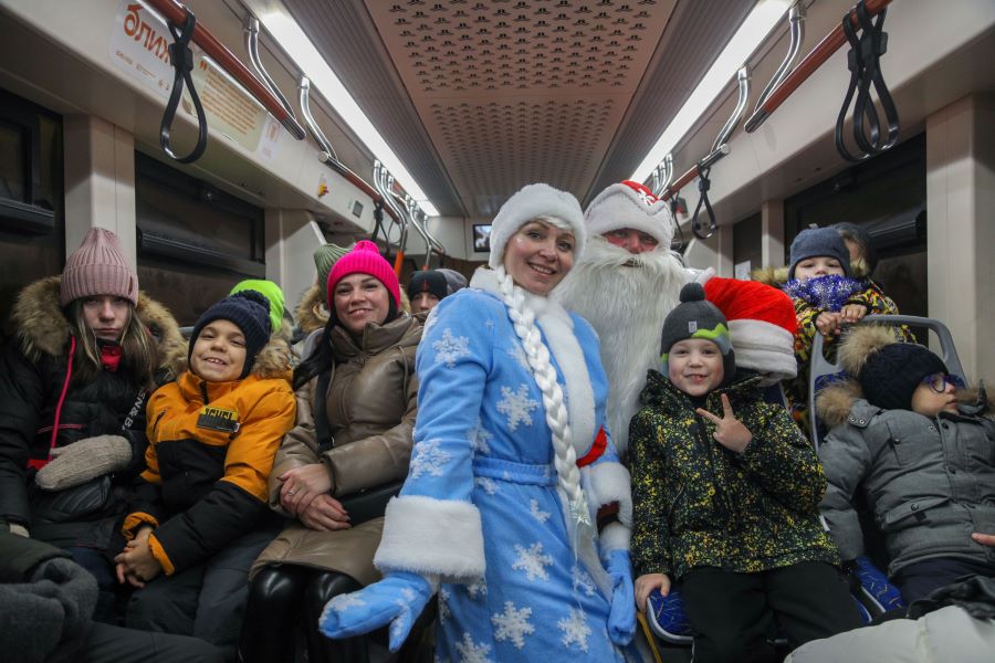 Веселый праздник для особенных детей: юные пассажиры отправились в новогоднее путешествие на «Львенке»