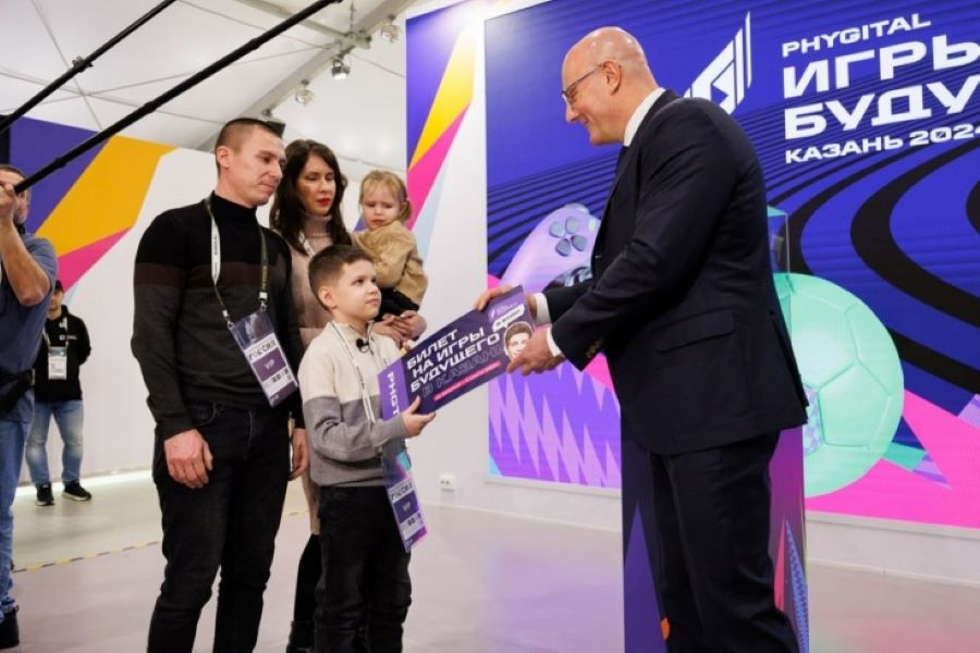Дмитрий Чернышенко подарил семье из Астрахани билеты на Игры Будущего