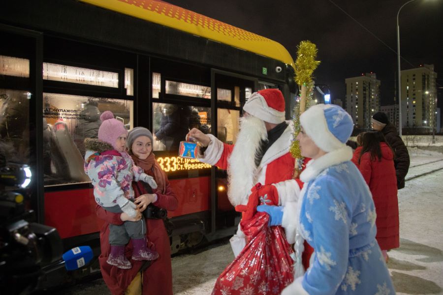 Самолет, трамвай, такси и сани Деда Мороза: в каком транспорте россиянам приходилось встречать Новый год