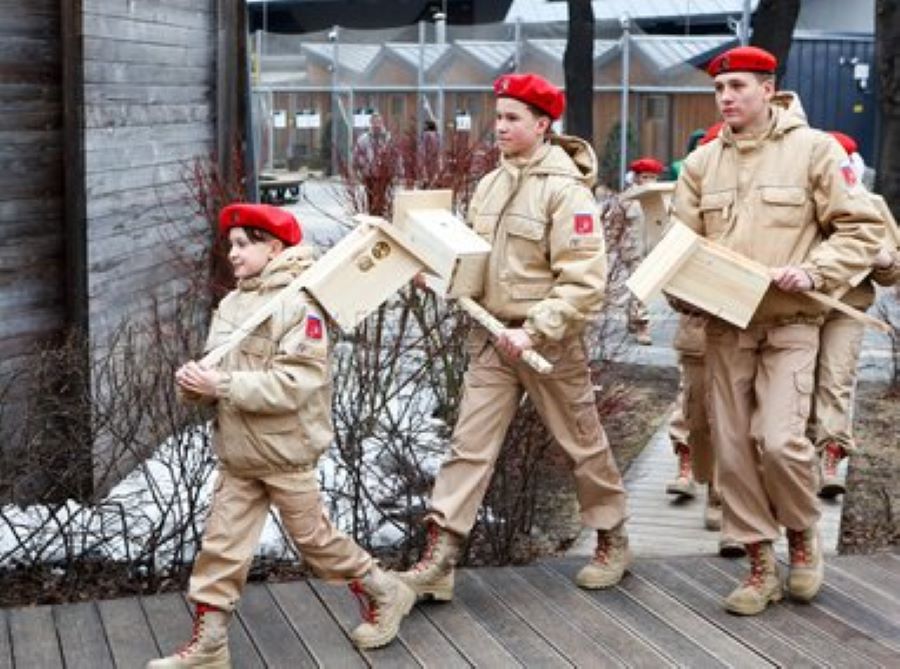 Торжественная передача скворечников от Московского зоопарка и Юнармии в рамках программы экологических гуманитарных миссий в новые регионы