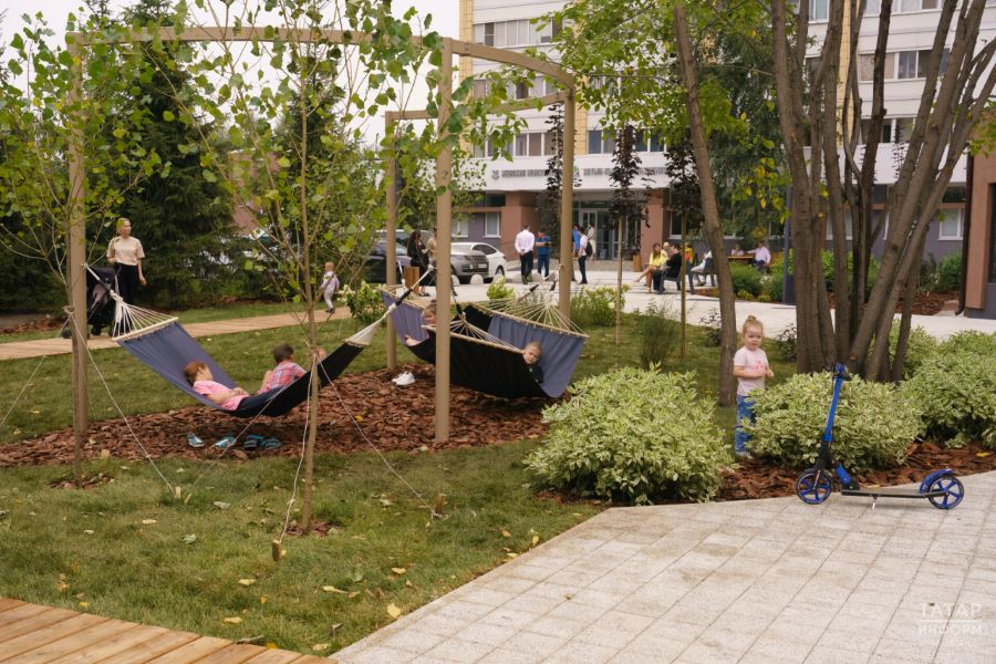 В онлайн-голосовании по выбору приоритетных для благоустройства общественных пространств в Татарстане, приняли участие 205 724 человека. Об этом на субботнем совещании в Доме Правительства РТ доложил министр строительства, архитектуры и ЖКХ РТ Марат Айзатуллин. «В четырех муниципальных районах – Арском, Сабинском, Высокогорском и Алькеевском – уже достигнуты плановые значения. Всего проголосовало 205 724 человека, что составляет 50% от общего плана», – рассказал министр. По его словам, динамика за неделю составила 63 553 человека. Глава Минстроя призвал руководителей муниципалитетов усилить работу по информированию граждан о проведении онлайн-голосования. Напомним, голосование стартовало 15 марта и продлится до 30 апреля. В этом году от Татарстана в нем участвуют 273 общественных пространства во всех 45 муниципалитетах, а также 1,55 тысяч дворов. Сделать свой выбор можно на сайте gorodsreda.tatar.ru или на портале и в приложении «Услуги РТ».