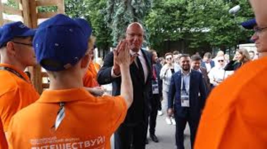 Дмитрий Чернышенко и Максим Решетников о развитии международного туризма и внутренней региональной инфраструктуры в РФ для иностранных туристов. Форум.