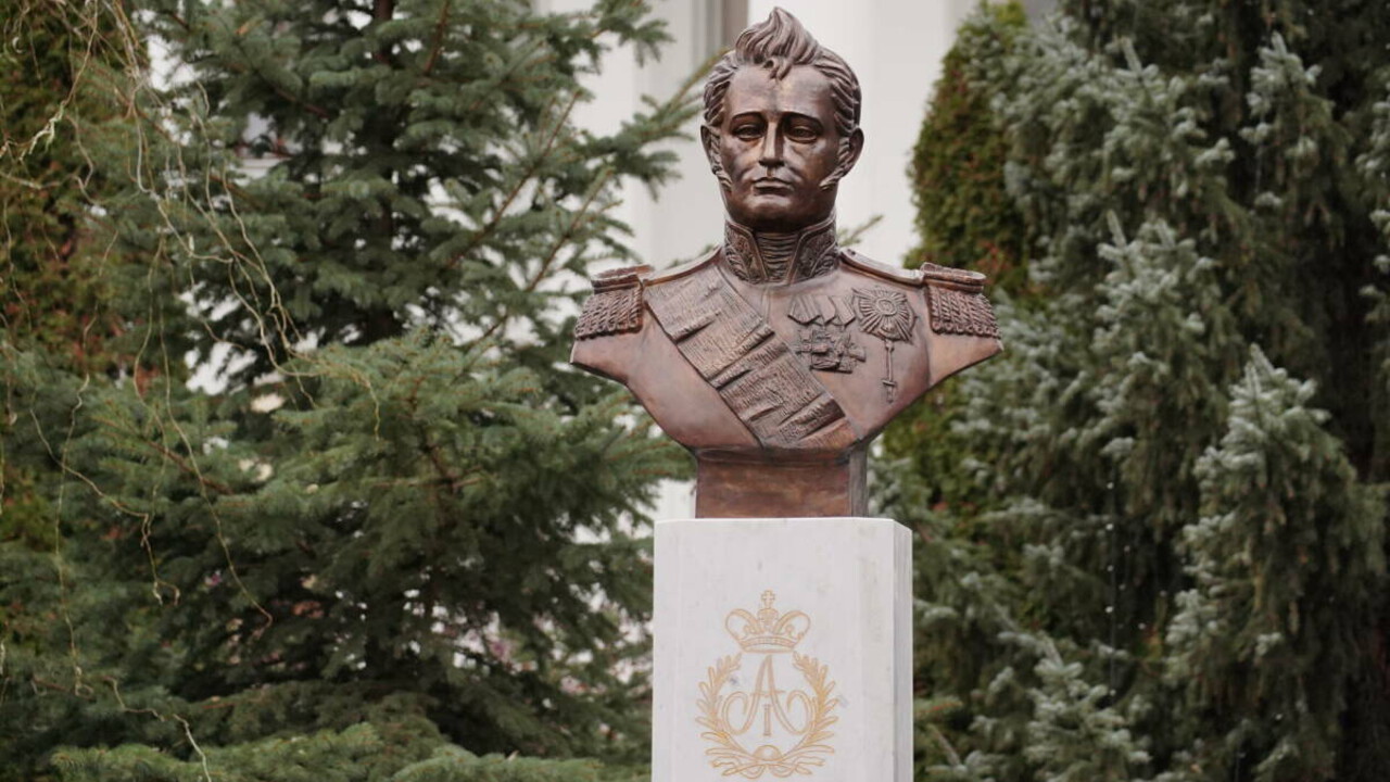 Во дворе КФУ открыли бюст основателю вуза Александру I