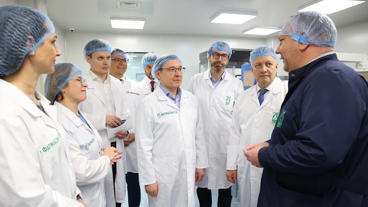 Владимир Якушев и Игорь Кобзев посетили Иркутский завод ГК Фармасинтез