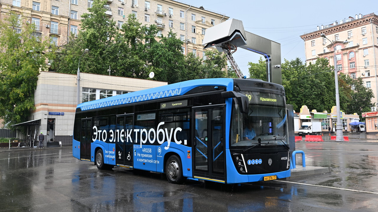 Мосгортранс: "С начала прошлого года на заводе СВАРЗ собрано 85 зарядных станций для электробусов"