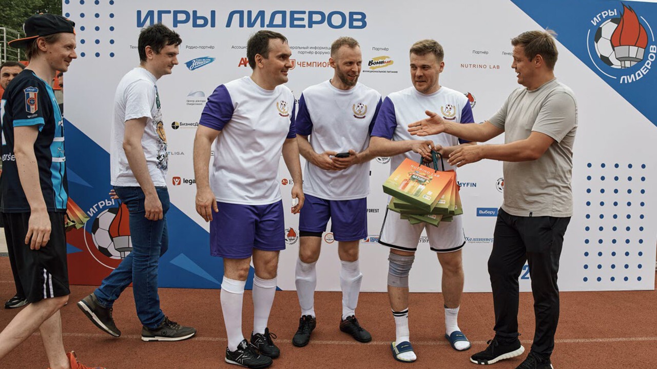 На московском стадионе прошел корпоративный футбольный турнир