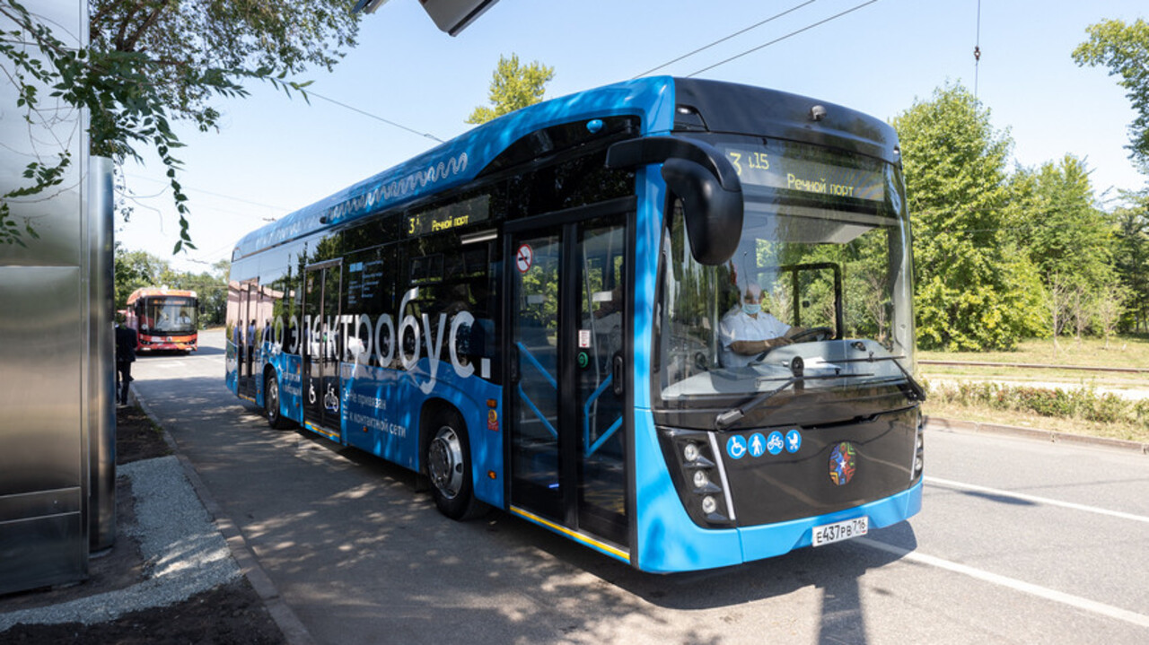 Максим Ликсутов напомнил, что в мае и декабре 2024 года в Ховрино и прилегающих районах запустили новые удобные маршруты. Изменения улучшили транспортное обслуживание тысяч жителей и сократили пассажирам время в пути. Какие маршруты появились: м57 — заменил маршруты 278 и 857, транспорт следует от метро «Речной вокзал» до Осташковской улицы, проходит по новому путепроводу между улицами Инженерная и 800-летия Москвы. 403 — объединил т6 и т43, теперь связывает Прибрежный проезд с Карамышевской набережной. 445 — объединил 188 и 745, курсирует от метро «Речной вокзал» до районного центра «Нева». 427 — заменил маршруты 22, 87, 727, соединяет МЦД-2 Гражданская и МЦД-3 Лихоборы. 594 и 801 — скорректировали трассы маршрутов. Для пассажиров появились удобные пересадки между метро, МЦД и другими маршрутами наземного транспорта. Трассы стали более прямыми, без лишних объездов.